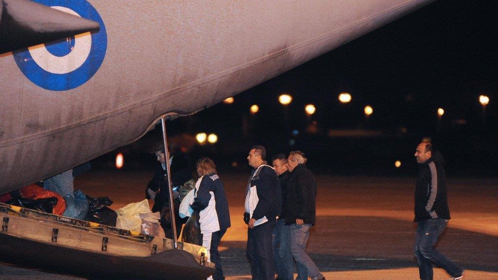 Passagiere der Fähre "Norman Atlantic" werden in Sicherheit gebracht