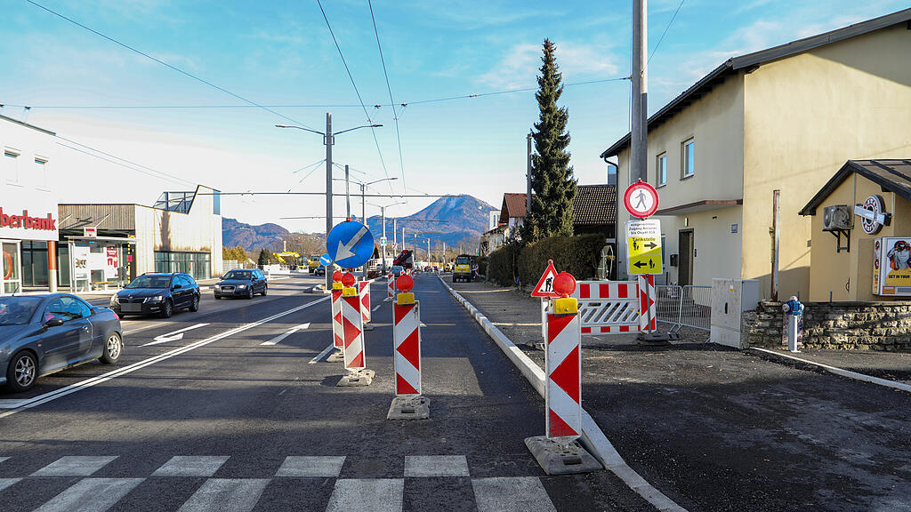 Baustelle für Geh- und Radweg auf Münchner Bundesstraße