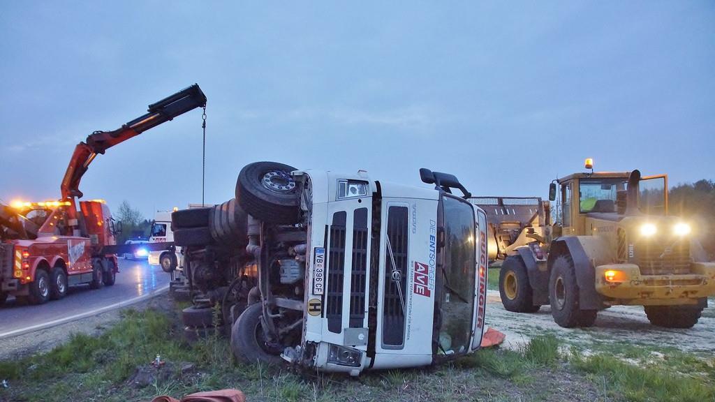 Lkw kippt auf A1 um