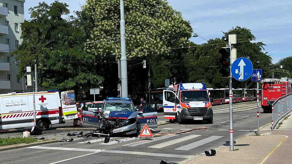 Unfall Streifenwagen und Rettungsauto
