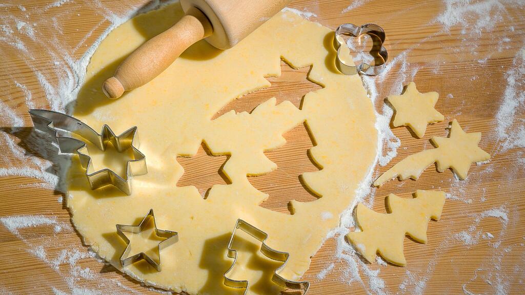 Viele Männer backen Kekse in der Weihnachtszeit