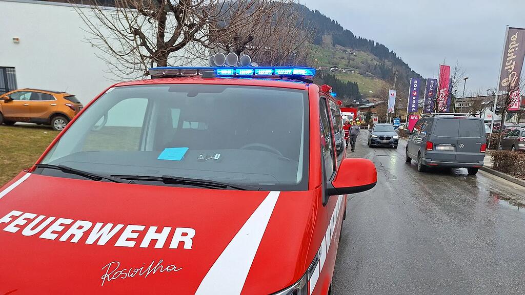 Pkw kracht in Hofer-Filiale