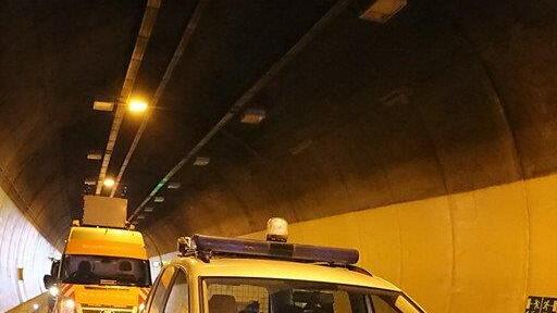 Pkw kracht gegen Tunnelportal