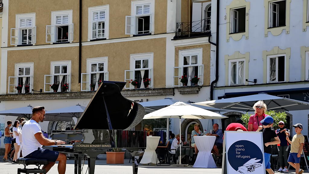 Open Piano am Salzburger Kajetanerplatz