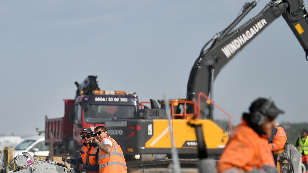 Sanierung am Flughafen Salzburg l\u00e4uft, II