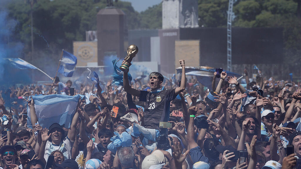Argentinien ist Fu\u00dfball-Weltmeister: Party in Buenos Aires