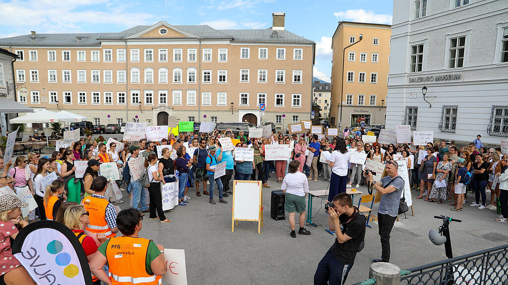 "Bildung brennt" - Kundgebung am Mozartplatz