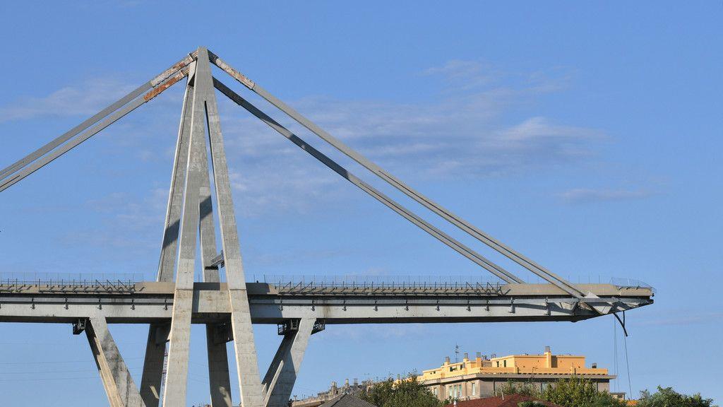 Autobahnbrücke stürzt in Genua ein: Aufräumen