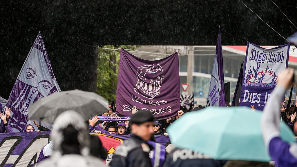 Die Fans von Austria Salzburg beim Fanmarsch vor dem Zweitliga-Spiel gegen den FC Liefering.