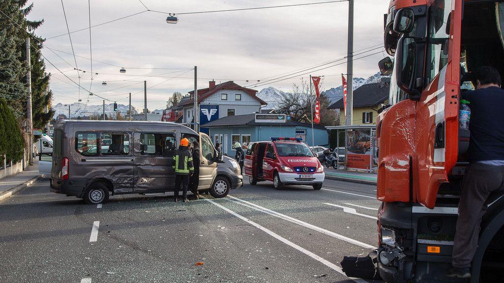 Lkw gegen Kleinbus auf der Münchner Bundesstraße