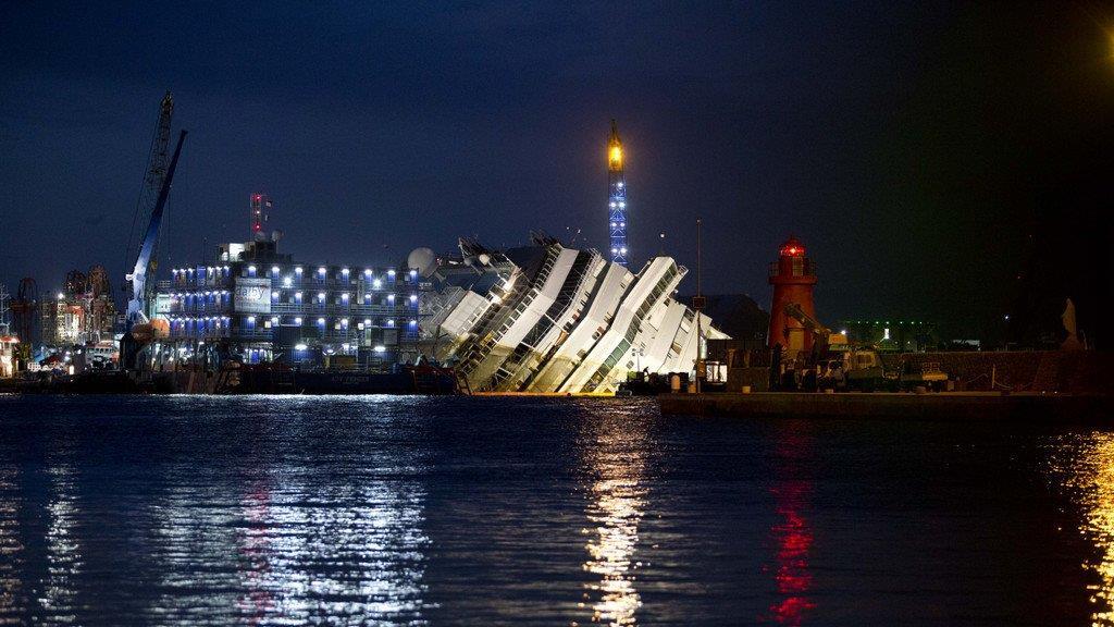 Wrack der Costa Concordia ist aufgerichtet
