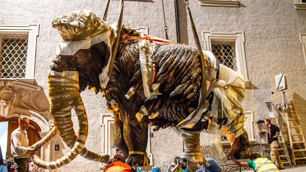 Mammut schwebt über Salzburg II