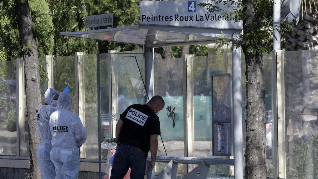 Marseille: Auto rast in Bushaltestelle