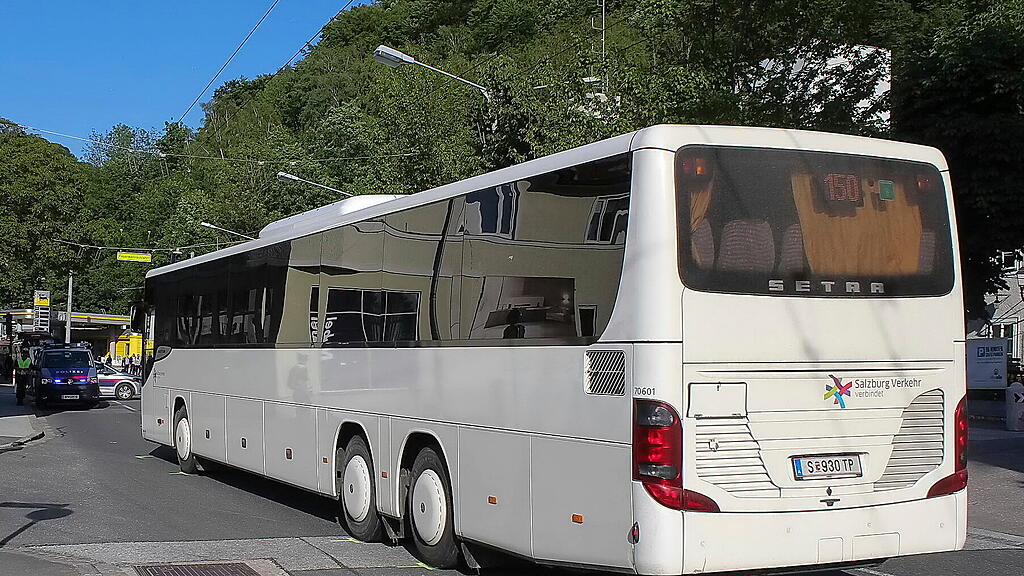 Fußgänger kollidiert mit Bus