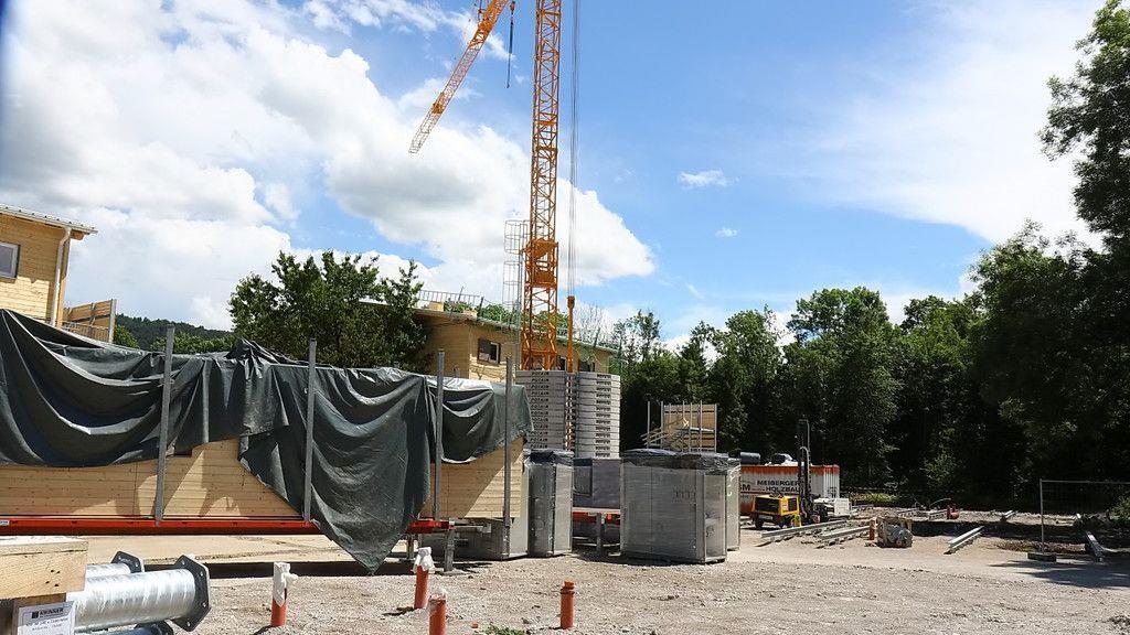 Holzhäuser in der Alpenstraße: Lokalaugenschein auf Baustelle