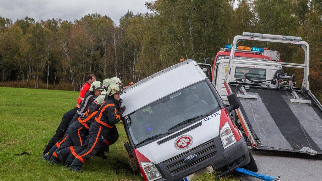 Sternhofweg: Transporter kippt in Graben