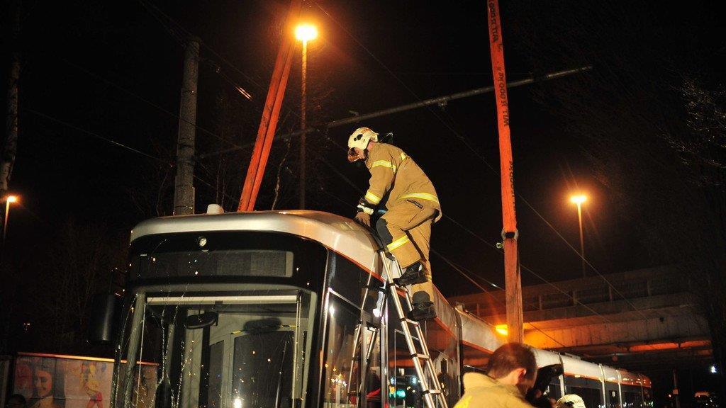Rettungsauto prallt in Bim