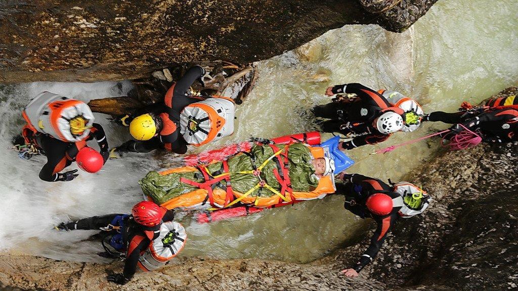 Großübung in der Almbachklamm, I