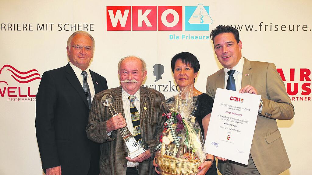 Bei der Ehrung für langjährige Selbstständigkeit (v. l.): WKS-Präsident KommR Julius Schmalz, Jubilar Bachauer, Innungsmeister-Stv. Bella Gehwolf und Innungsgeschäftsführer Dr. Martin Niklas.