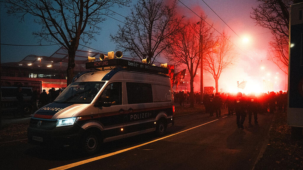 Fanmarsch von Go Ahead Eagles in Salzburg