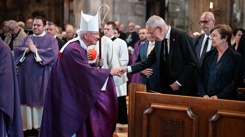 TRAUERGOTTESDIENST FR VERSTORBENEN PAPST FRANZISKUS: LACKNER / VAN DER BELLEN