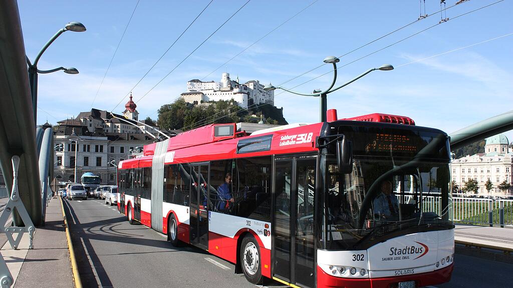 Der 26-Jährige schlug eine Scheibe im Bus ein. (Symbolbild)