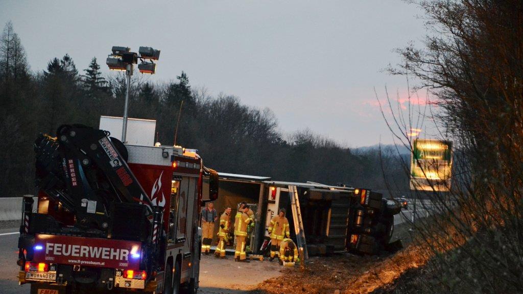 Lkw auf der A1 bei Pressbaum umgestürzt