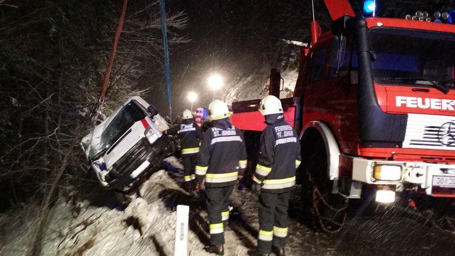 Kastenwagen stürzt in St. Johann über Böschung