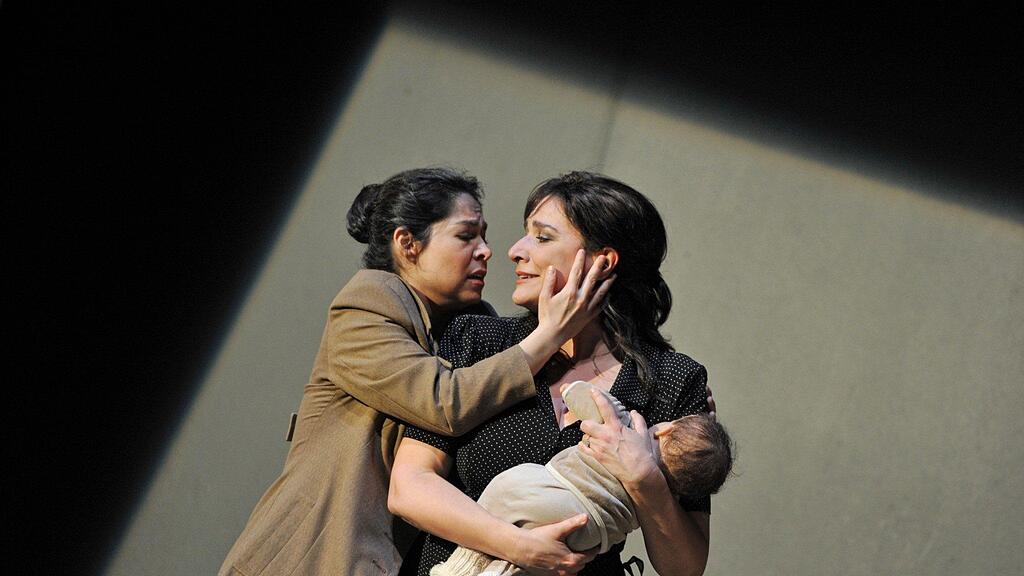 Rebeca Olvera als "Adalgisa" (Priesterin im Tempel der Irminsul) und Cecilia Bartoli als "Norma" (Druidin, Tochter von Oroveso) während einer Fotoprobe der Oper "Norma" im Haus für Mozart.