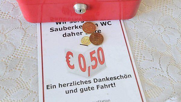 Für das stille Örtchen zahlt man auf Autobahntoilette zahlt man künftig 50 Cent.