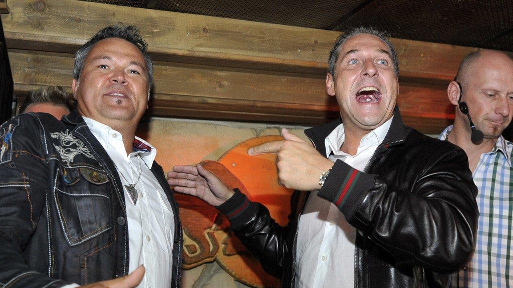 Präsentation von FPÖ Wahlkampf-Song über HC-Strache, gesungen von