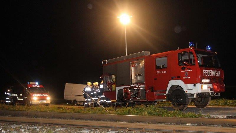 Güterzug rammt Lieferwagen