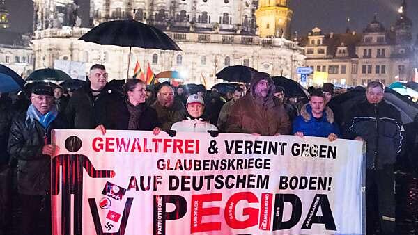 Pegida hat nun mit "Gemeinsam sind wir stark!" eine eigene Hymne