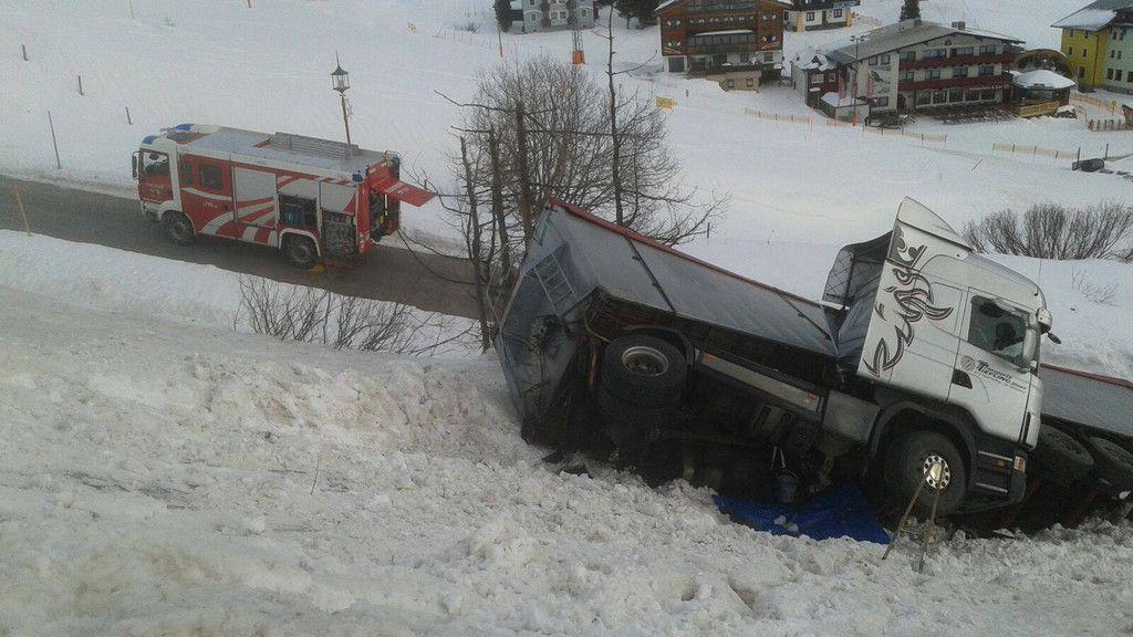 Lkw stürzt in Obertauern über Böschung