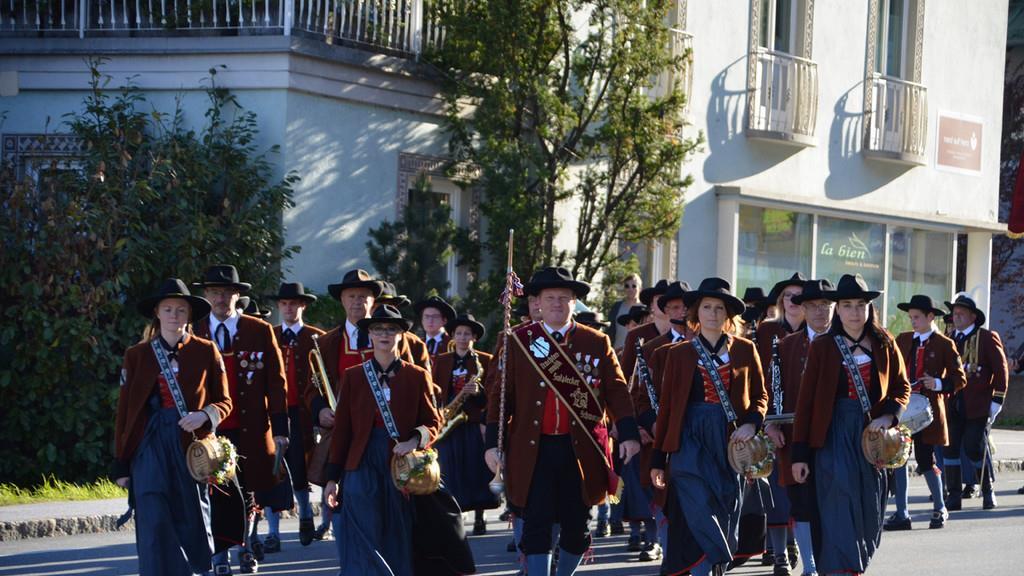 Schwarzacher Vereine bringen Maibaum
