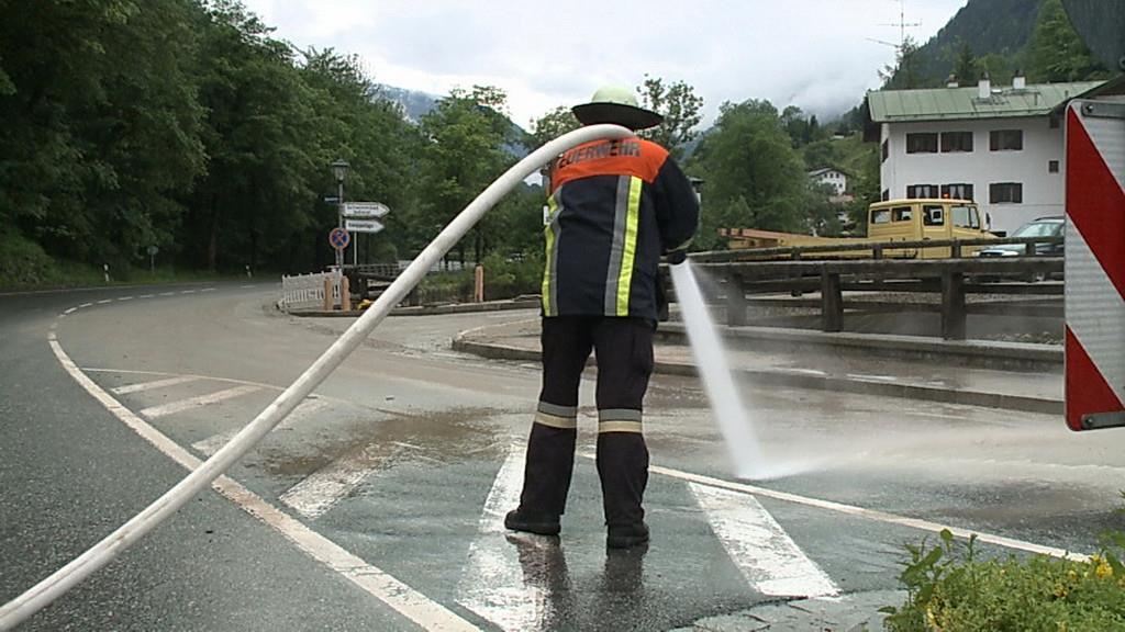 Aufräumarbeiten in Marktschellenberg