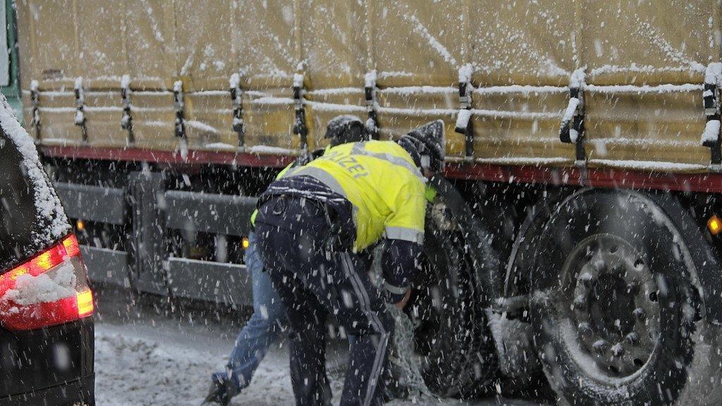 Schnee sorgt für Unfälle und Verkehrschaos: Stau auf der A1