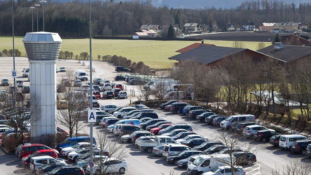 Flughafen sperrt 1.000 Parkplätze
