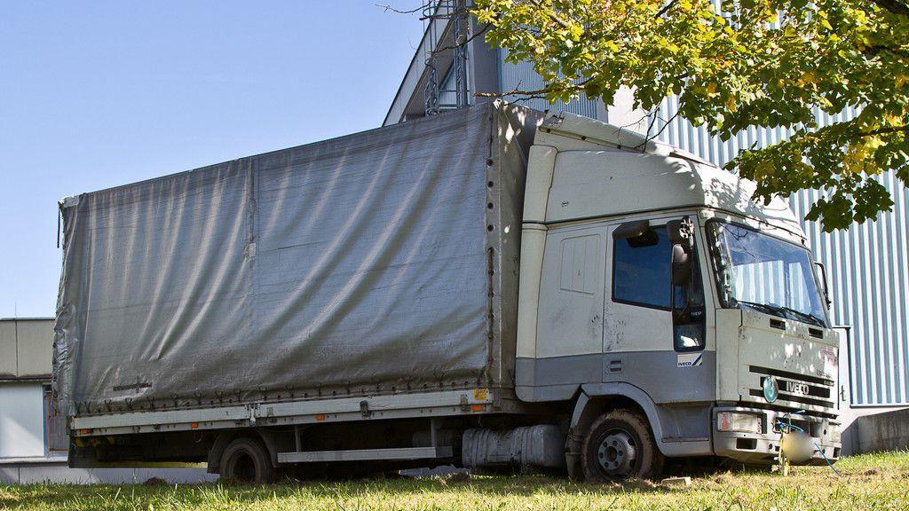 Diebe bleiben mit Lkw stecken