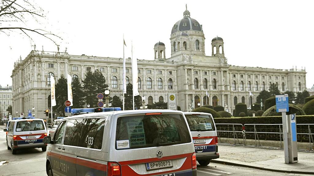 Verbotene Corona-Demo in Wien von Polizei begleitet
