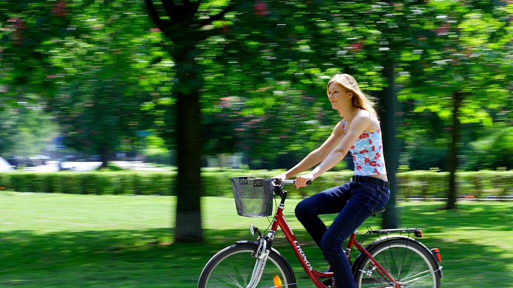 Radfahren spart nicht nur Geld, sondern fördert auch die Gesundheit.