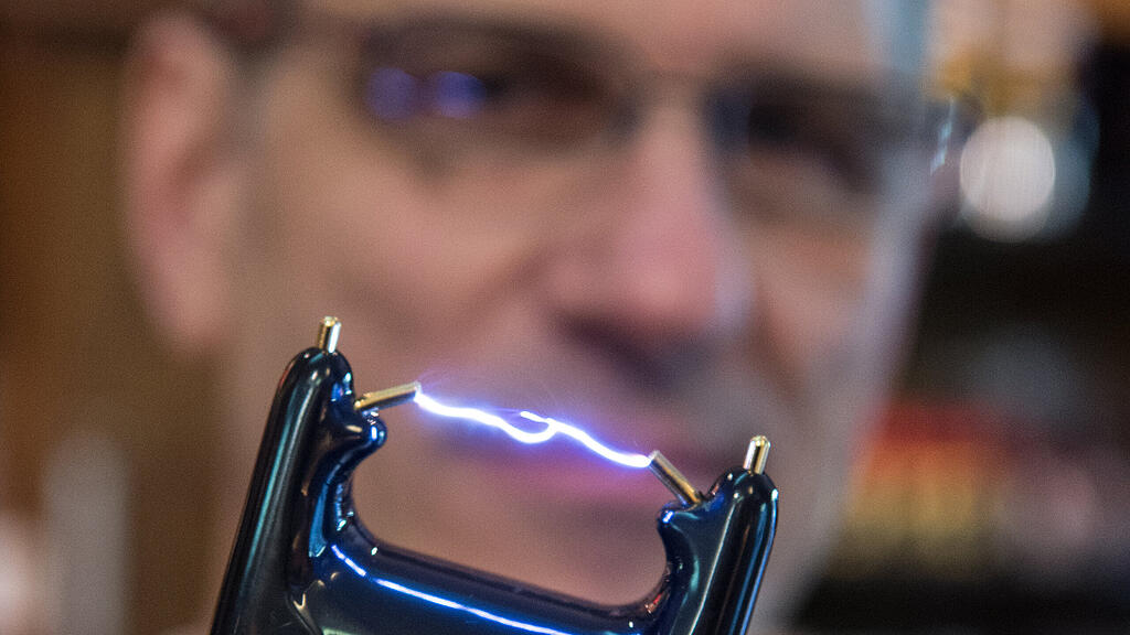 Der 19-Jährige soll einen Elektroschocker gegen den 13-Jährigen eingesetzt haben. (Symbolbild)