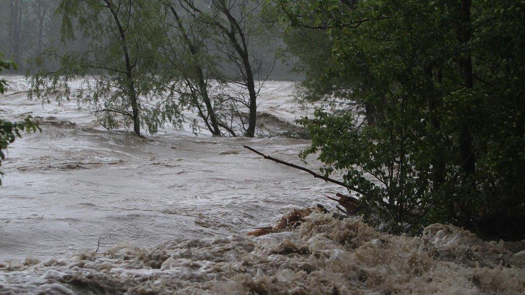 Hochwasser: Abtransporte im Kraftwerk Braunau