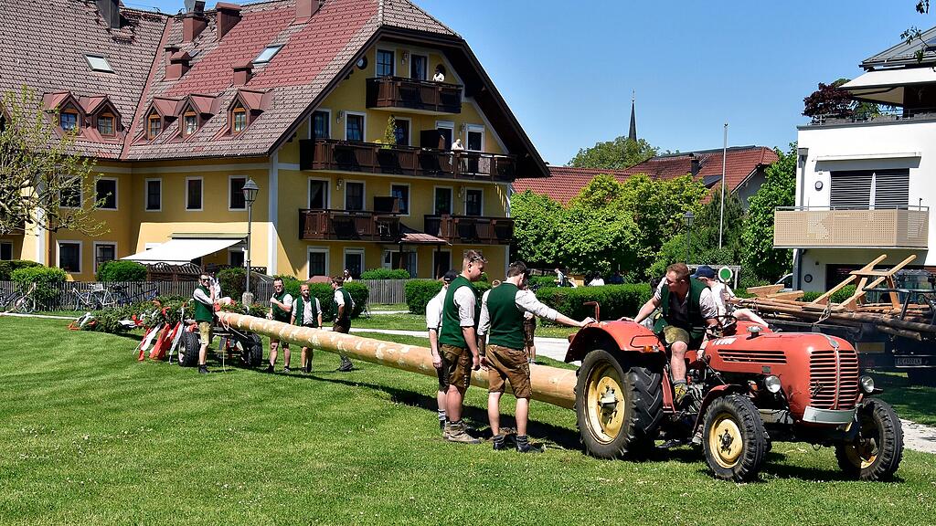 Maibaumaufstellen in Grödig