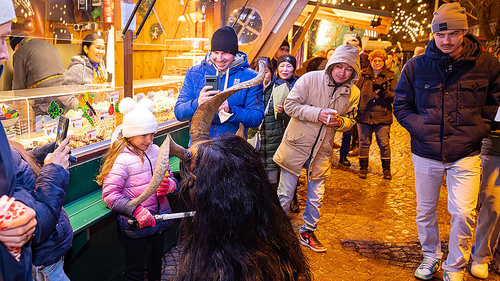 Alt Gnigler Krampusse beim Weihnachtsmarkt am Mirabellplatz