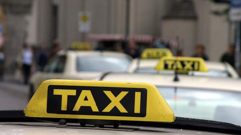 Nach einer weiteren verbalen Auseinandersetzung kam es dann zu einer Rauferei zwischen dem Taxifahrer und dem Fahrgast, bei der sich beide Männer durch Faustschläge Verletzungen zufügten.