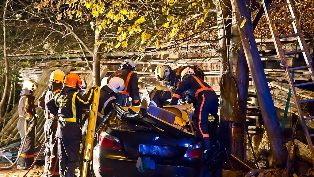 Alle drei Autoinsassen wurden bei dem Unfall verletzt, zwei davon schwer.