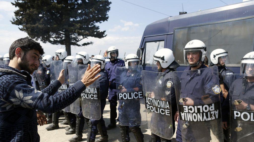 Flüchtlinge besetzen Bahnschienen bei Idomeni erneut