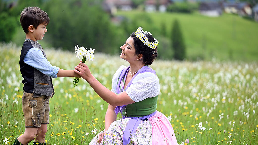 65. NARZISSENFEST IM AUSSEERLAND / FOTOTERMIN DER HOHEITEN