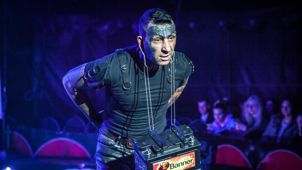 Die Artisten im Zirkus des Grauens